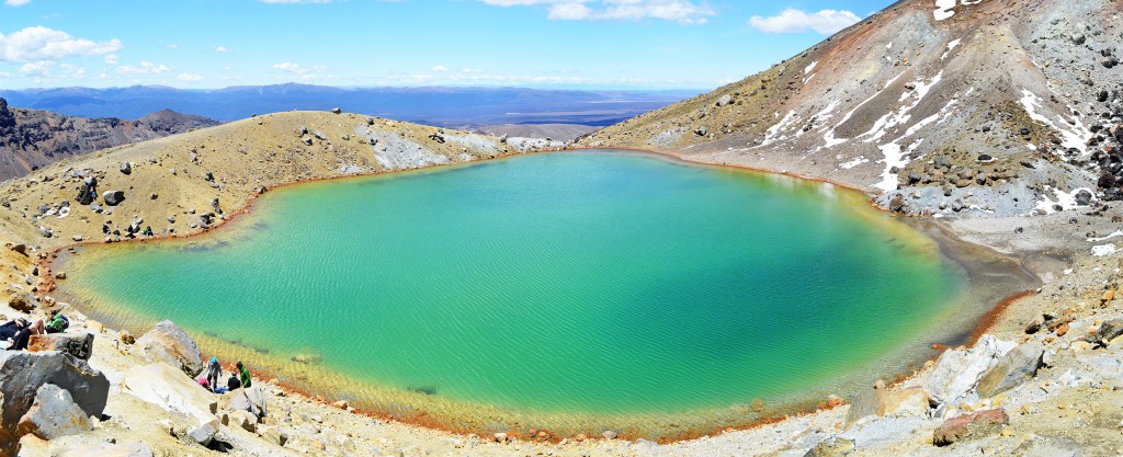 28_PanoramicOfTheFirstEmeraldLakeAlongTongariroCrossing