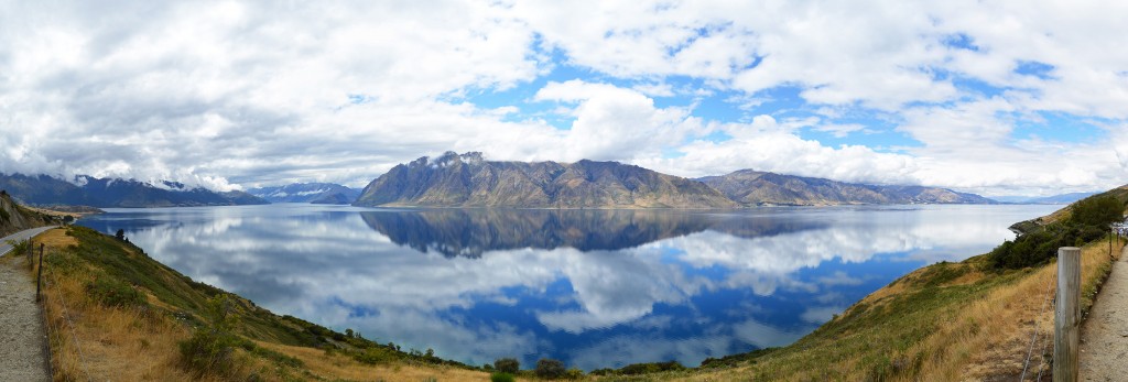 37_AnotherPanoramicOfALakeOnOurWayToWanaka