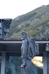 78_SirEdmondStatueAtMountCookVillage