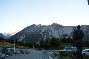 79_AnotherViewOfSirEdmondHillaryLookingAtMountCookAtMountCookVillage